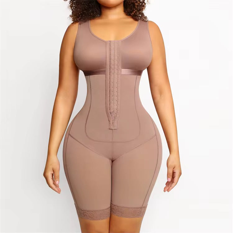SHOVOTA Faja Moldeadora Todo en Uno displayed on a mannequin, showcasing its shaping design and comfortable fabric.